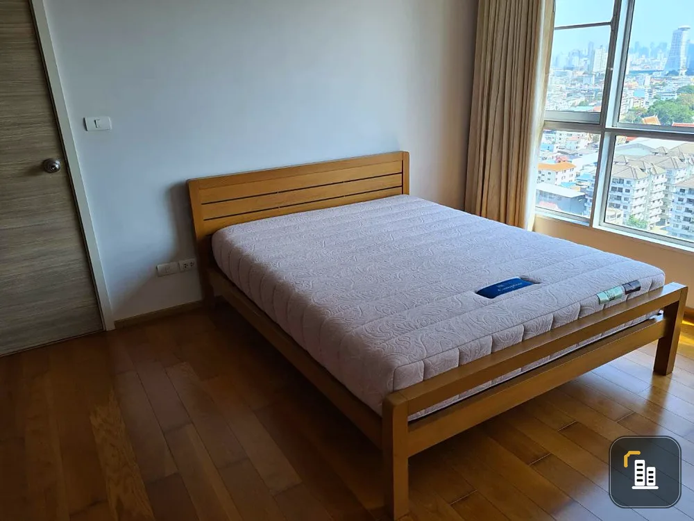 Condo for sale, Hive taksin, floor decorated room, furniture, very beautiful wood pattern, separated room, very good. Hurry up to reserve.