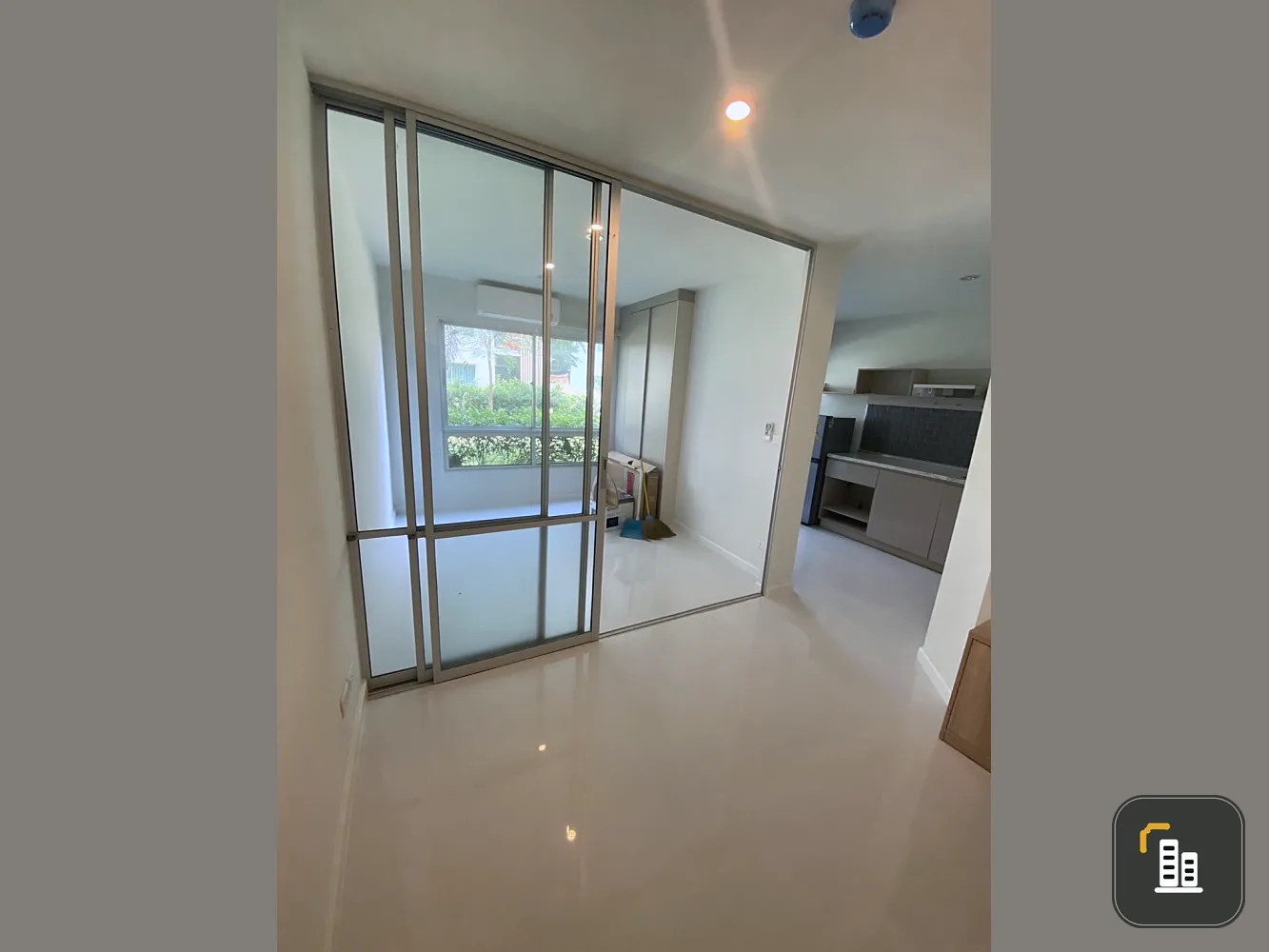 For rent V Condo Lat Krabang, good location, special price, ready to move in, don't miss it