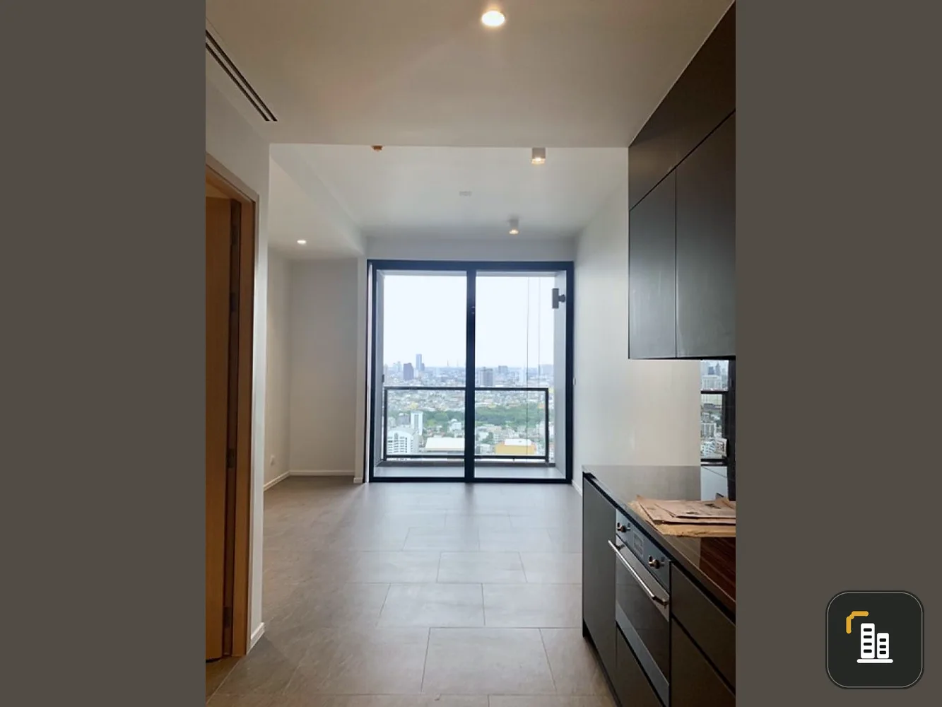 Urgent sale!! The Loft Silom Condo, Simplex room, 28th floor, good location, convenient transportation, hurry and book now!!