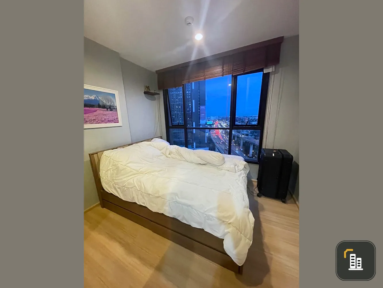 Selling The Base Rama 9 - Ramkhamhaeng, 19th floor, corner room, fully furnished and electrical appliances. Book now.