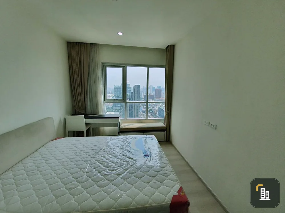Condo Life Ratchadapisek for sale, high floor, clear city view. Nice spacious room come first come first