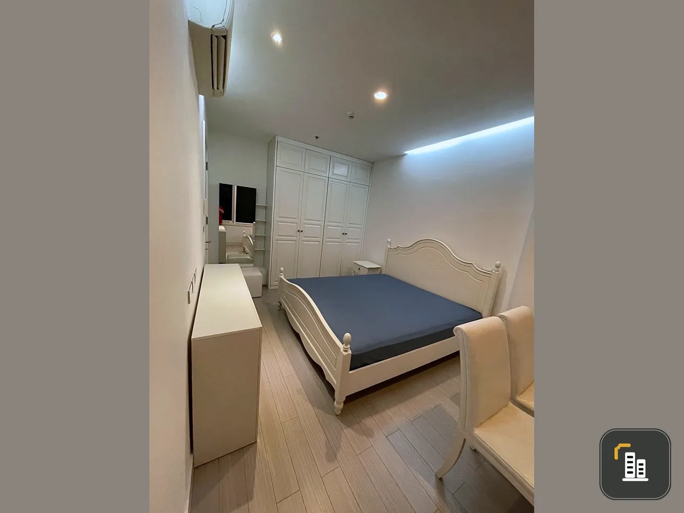 Condo for sale, TC Green, clean white room, super nice, furniture is good, view is good like this, don't miss it.
