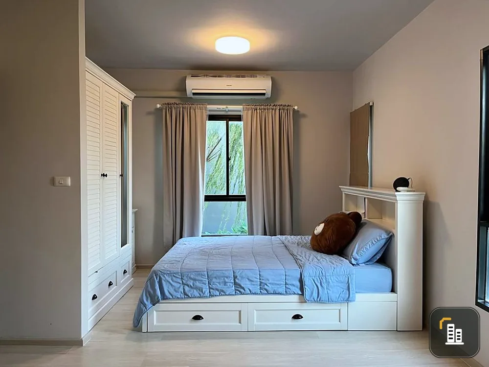 For Sale Unio Ramkhamhaeng-Serithai Pool view Condo on the main road, fully furnished, ready to move in. You can't miss it!!
