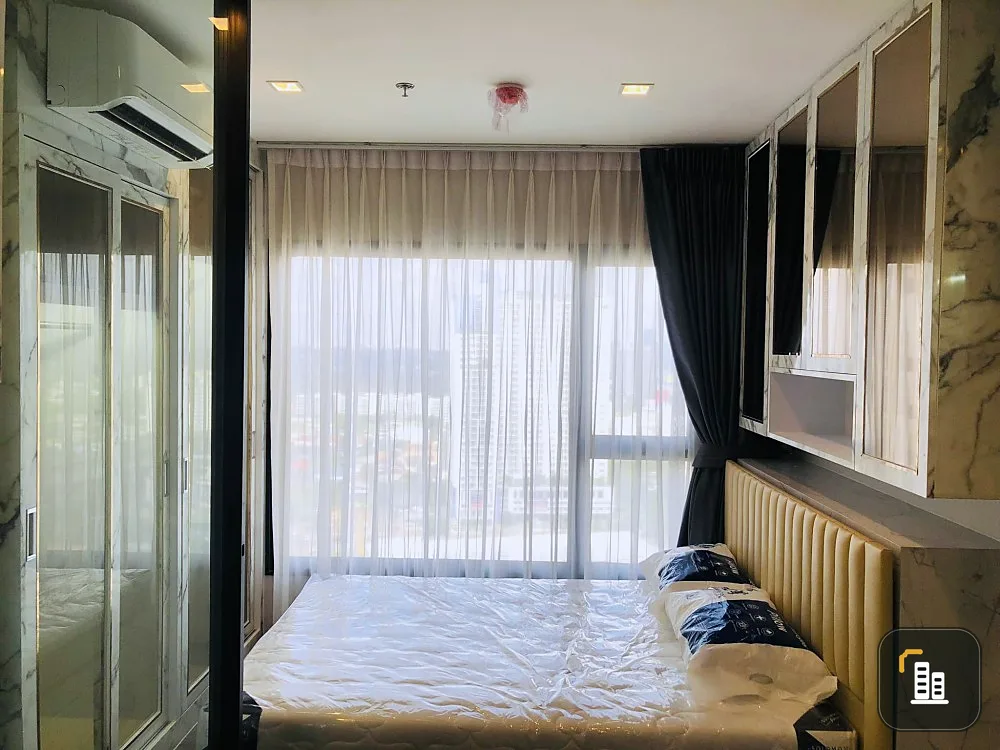 Wow, selling The Politan Rive Condo, the most livable room, decorated with Luxury, fully built-in. You can't miss it in all respects.