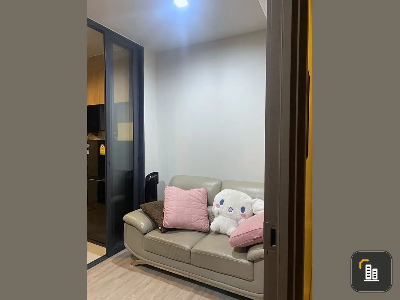 Urgent sale, The Line Wong Sawang, very well decorated room Built-in furniture in the whole room, separate kitchen, you can bring your bags and move i