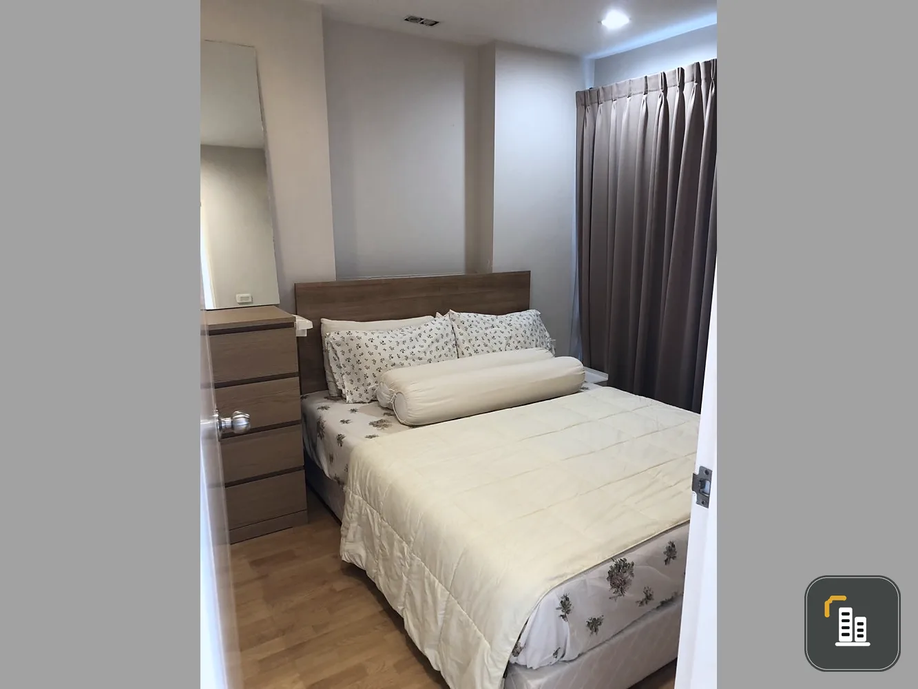 For rent Casa Condo Asoke-Din Daeng, very nice room complete electrical appliances Get a great view of the city Cheap price. Book now.