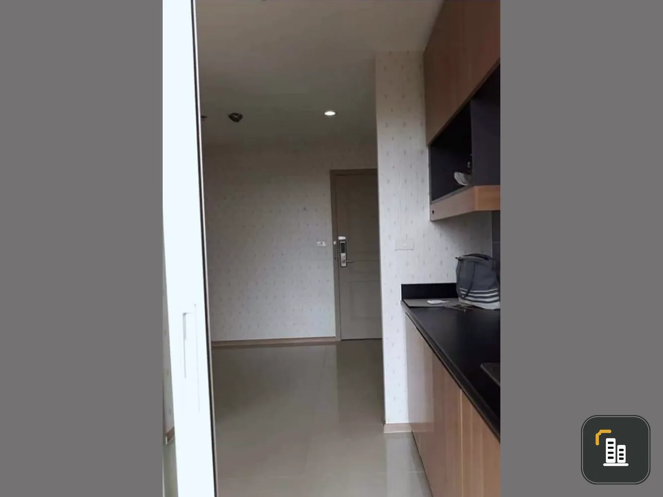 Condo for sale, Rich Park Chao Phraya, decorated with beautiful wallpaper. There is a built-in kitchen. Very worthwhile price. Don't miss it.