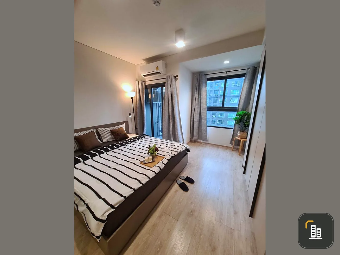 For rent Ideo Sathorn-Wongwian Yai. The room is spacious and beautiful. Decorated in a very modern style. Good like this. Hurry up to reserve quickly.
