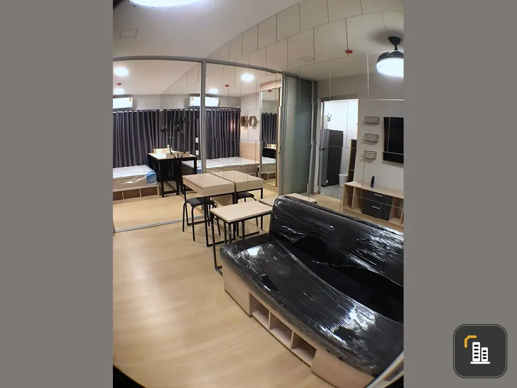 The room is very beautiful, fully decorated (rare) with mirrors on the whole wall. Anyone who likes a beautiful, luxurious room should not miss it.