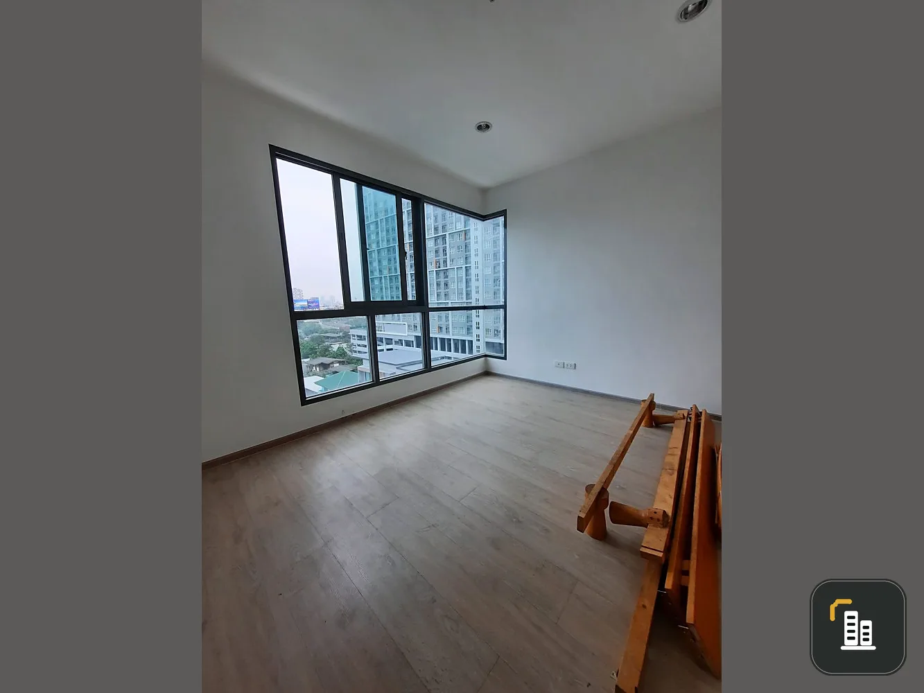 Condo for sale, Ideo Wutthakat, empty room, has a wide-angle room and is very private People who like to decorate the room, don't miss it. Book now.