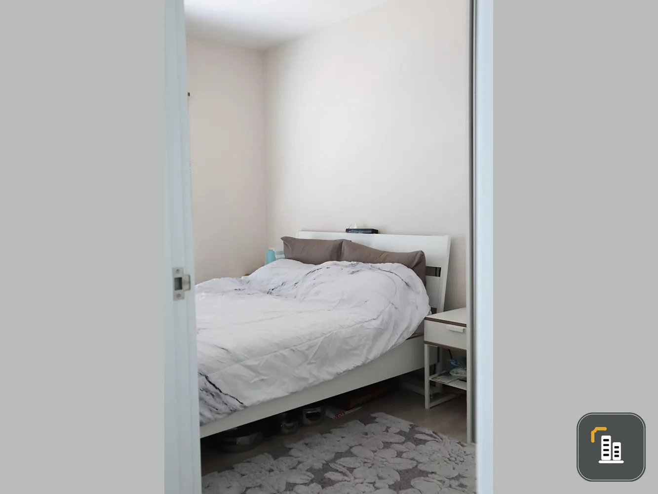 Selling Plum Condo, Central Station, Phase 1, white tone room, clean look, 25th floor, high view, plus the best price. Hurry up to reserve.