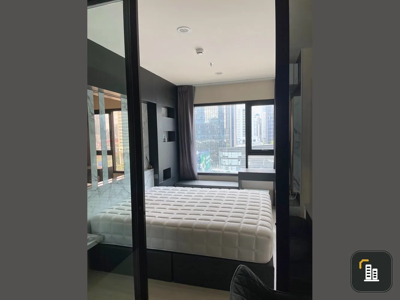 Condo for rent Life Asoke, decorated in black tones, very cool, with good built-in furniture Beautiful like this. Book now.