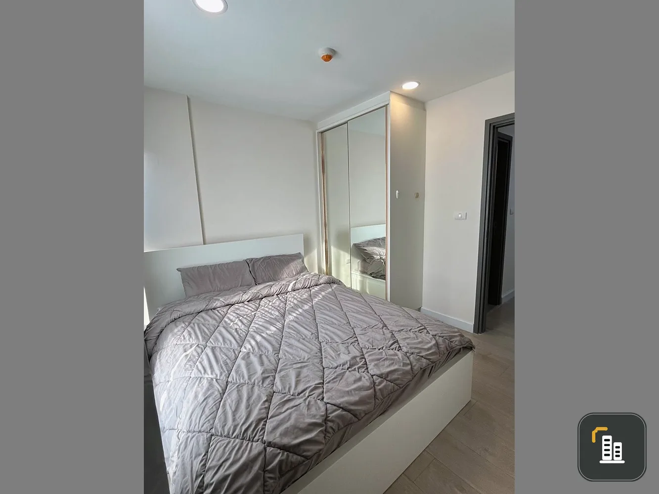 For sale or rent, Metro Luxe Rose Gold, high floor, has everything inside. You can come alone.