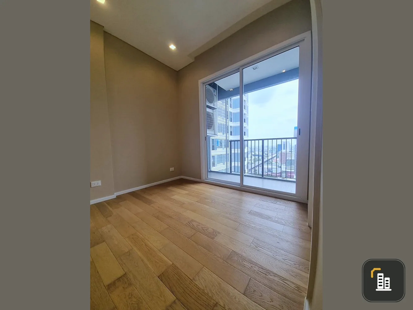 The Saint Residences for sale, corner room, city view, no building blocks. Cool breeze all day, not hot. If interested, hurry up. Don't miss it.