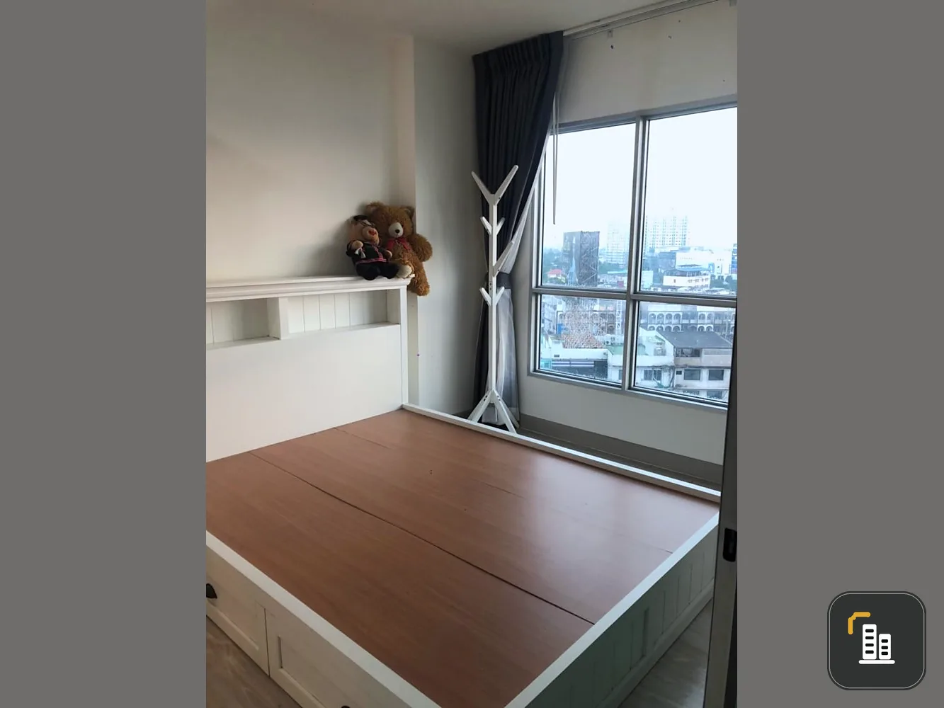 Sell / rent Aspire Ngamwongwan, good wooden furniture. Comes with a very nice leather sofa Book now