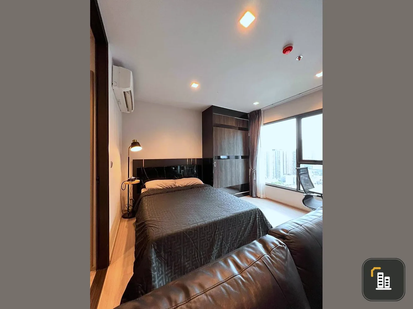 For sale Life Asoke-Rama 9, high floor, beautiful view, modern style decorated room, very beautiful. Hurry up to reserve before you miss it.
