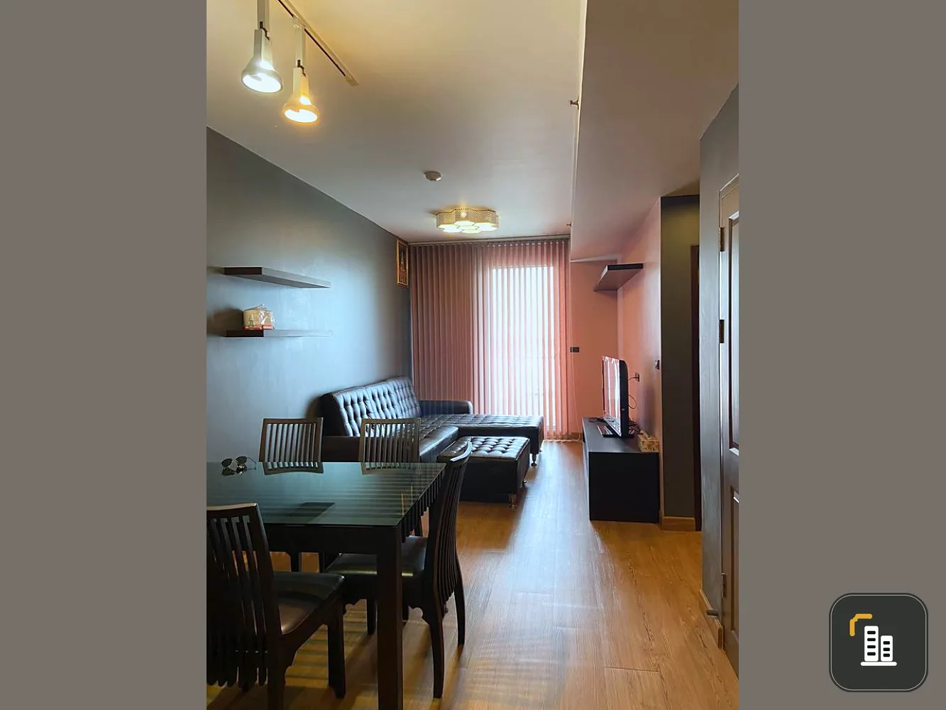 For sale Supalai River Place, spacious room, decorated in loft style, very beautiful, very comfortable sofa, don't miss it, move now.