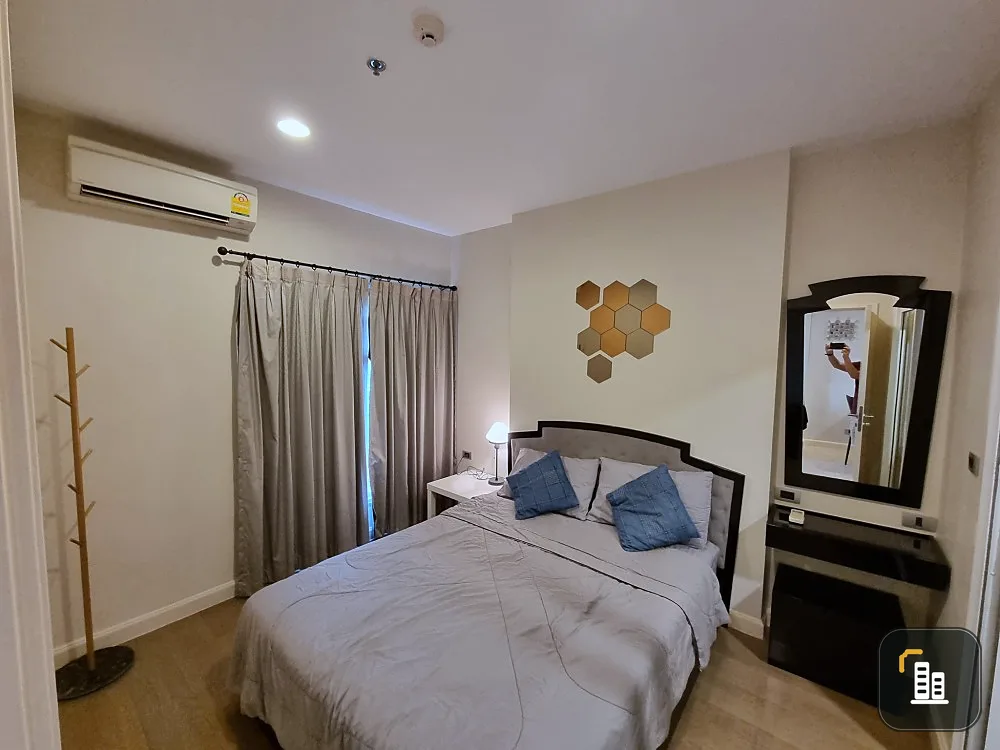 Condo for rent, The Crest Sukhumvit 34, balcony facing into the quiet alley, near BTS Thonglor. Hurry up to reserve.