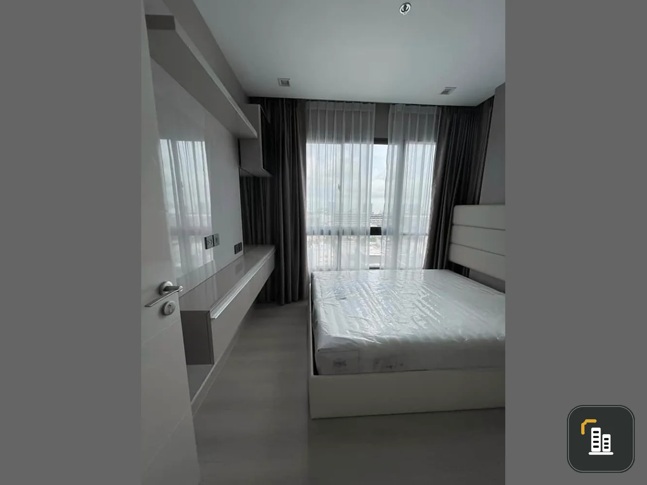 Sell/Rent Condo The Signature by Urbano Furniture Hi-gloss imported from famous brands good price don't miss it