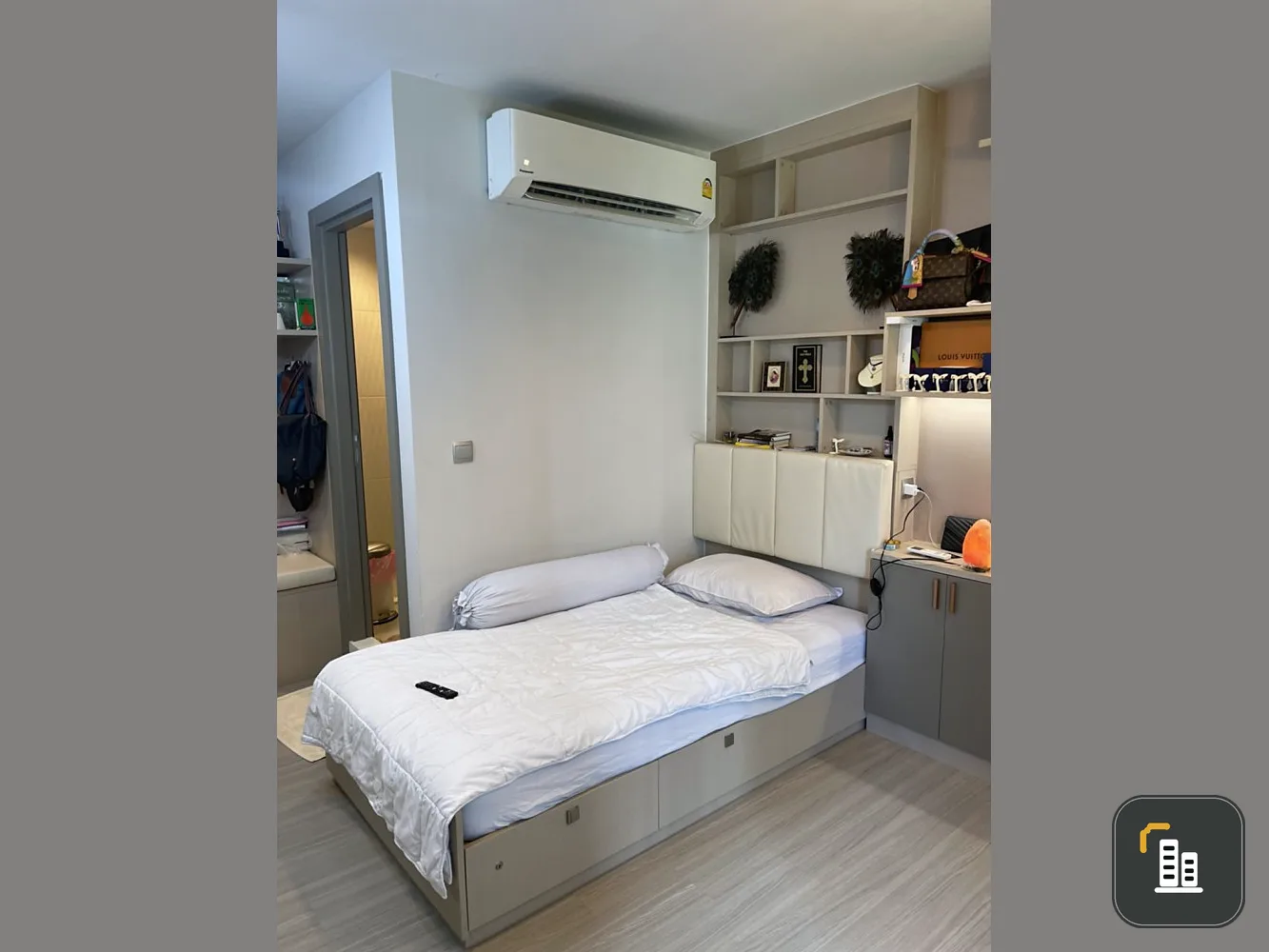 Urgent sale, Life Asoke Rama 9 condo, well decorated room, build in, 11th floor, high view, interested, must buy