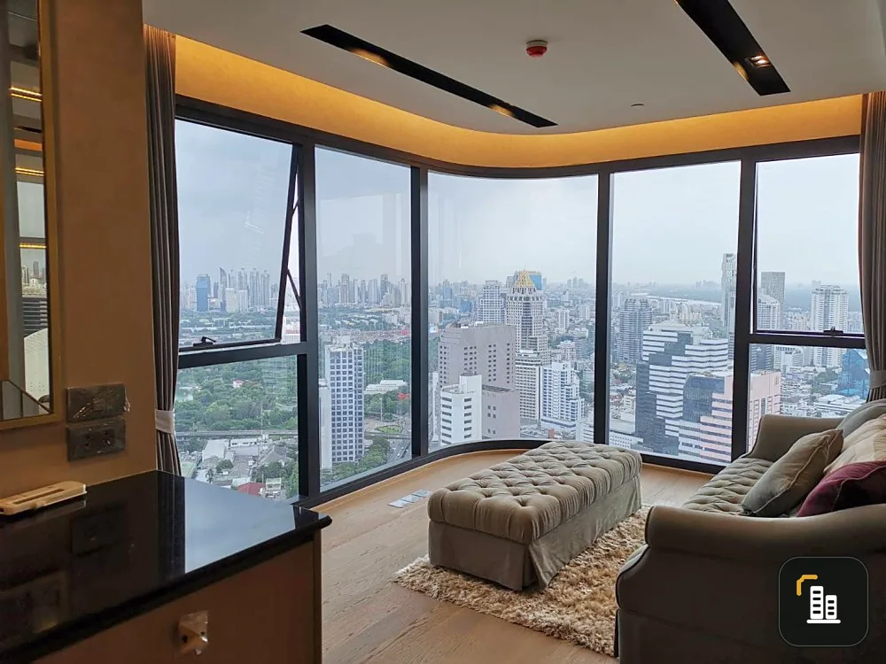 For rent Ashton Chula-Silom, curved glass corner room, Lum Park view. Ready to move in immediately Come at a great price. Hurry up to reserve.