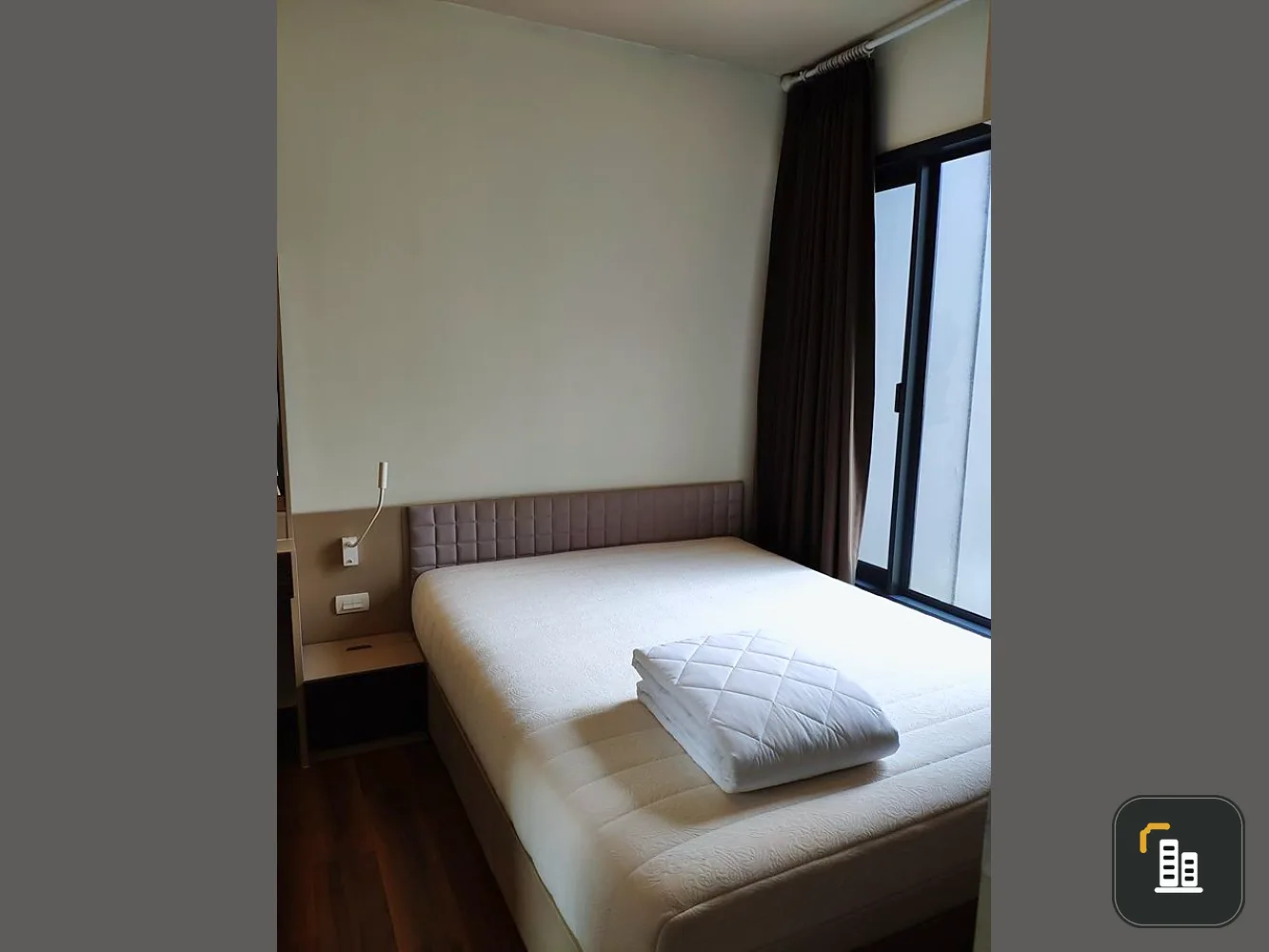 For rent, ONYX Phahonyothin, good bed, plus a nice leather sofa. Comes with electrical appliances ready to reserve.
