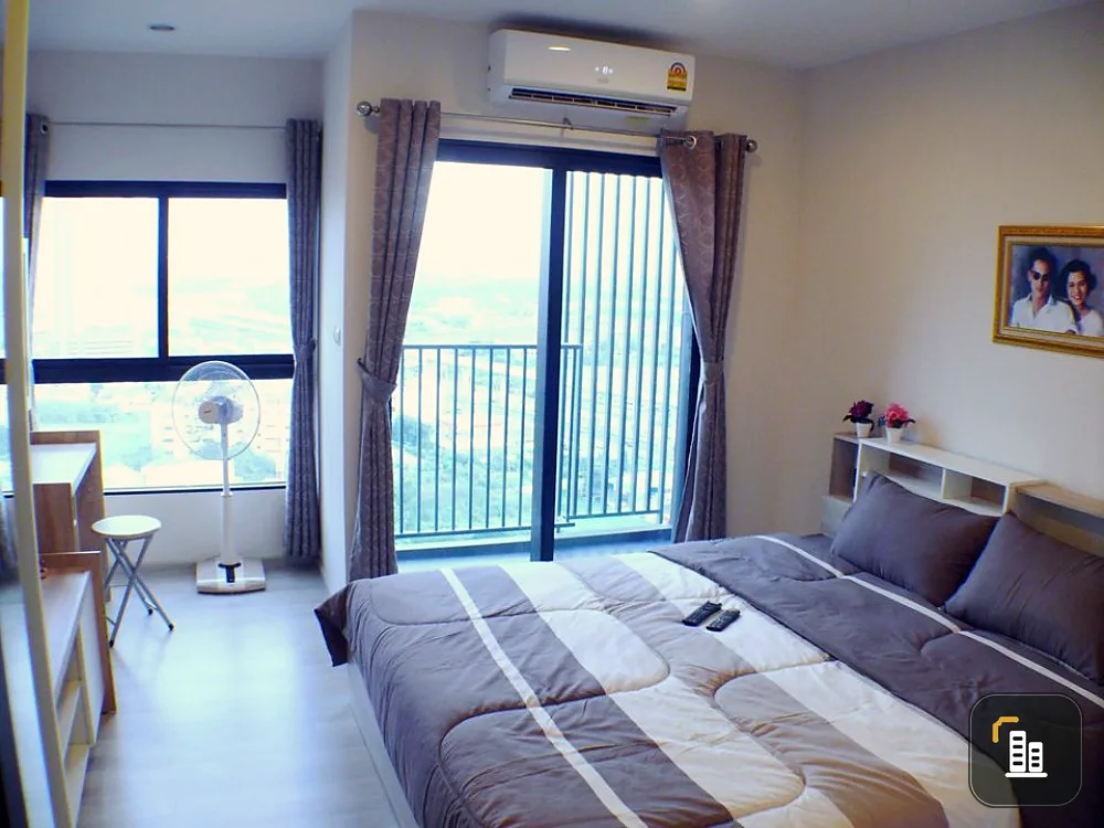 For rent, Plum Condo, Central Station, 21st floor, clear city view, sunny, not hot, very good weather, don't miss it. Urgent.