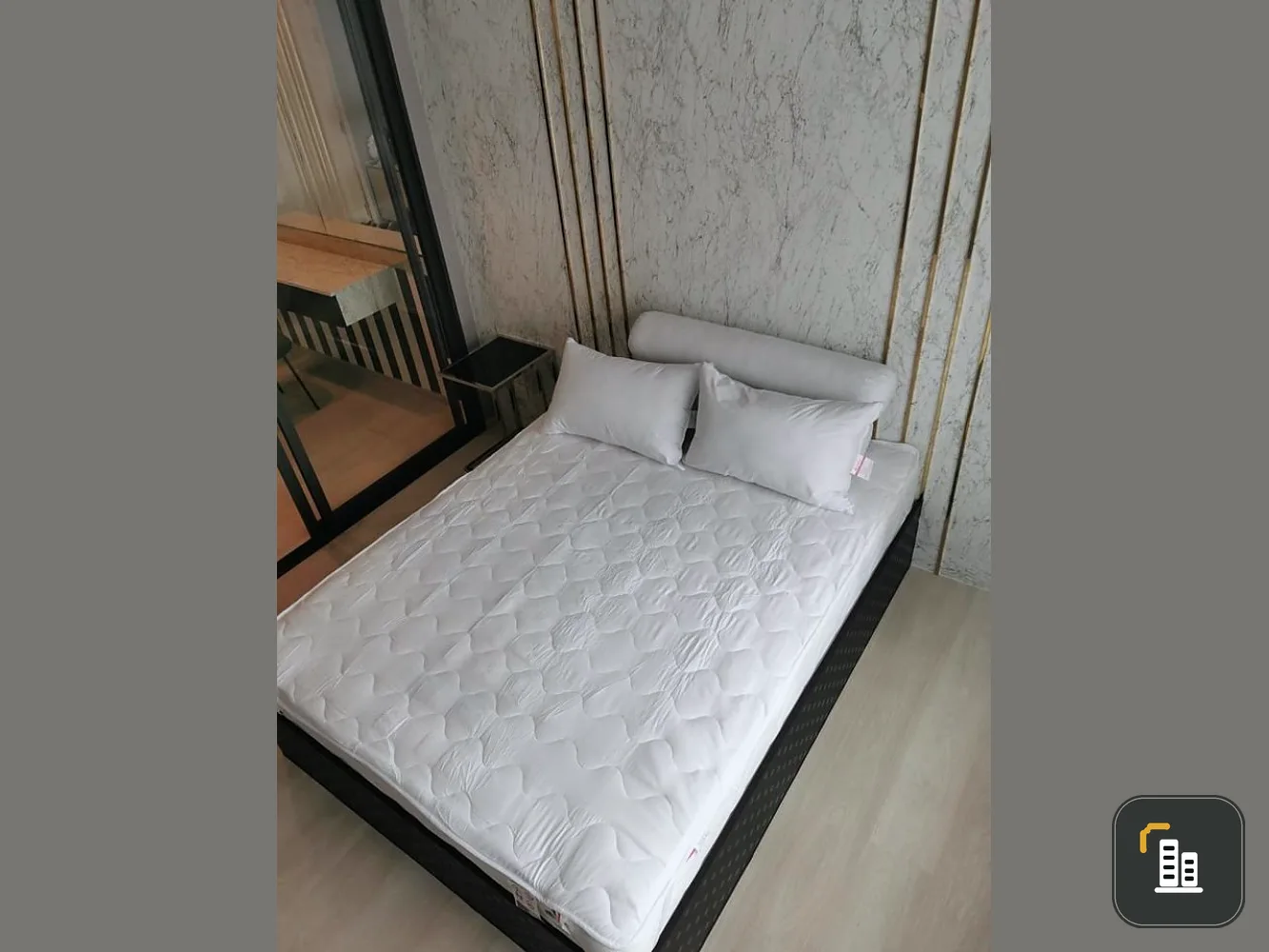 For Sale or Rent Now!! Life One Wireless Condo. Great location, convenient transportation, near BTS Phloen Chit. Don't miss out!!