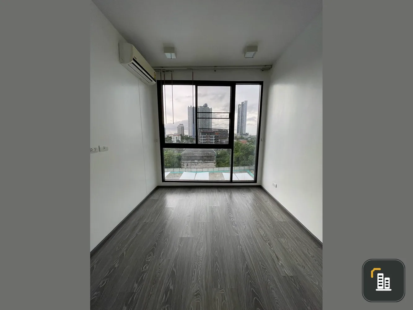 Let's come. Empty room. Free built-in kitchen. For those who like to decorate the room, don't miss it. Book now at Condo Sale Rattanathibet for sale.