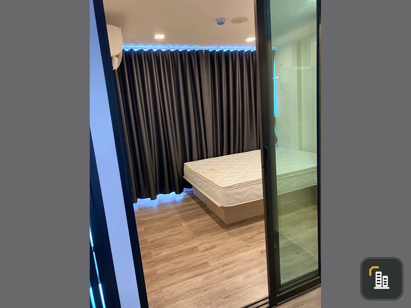 For sale, for rent!! Brown Condo Huai Khwang, 4th floor, swimming pool view, full set of furniture, just bring yourself and move in. Don't miss out!!