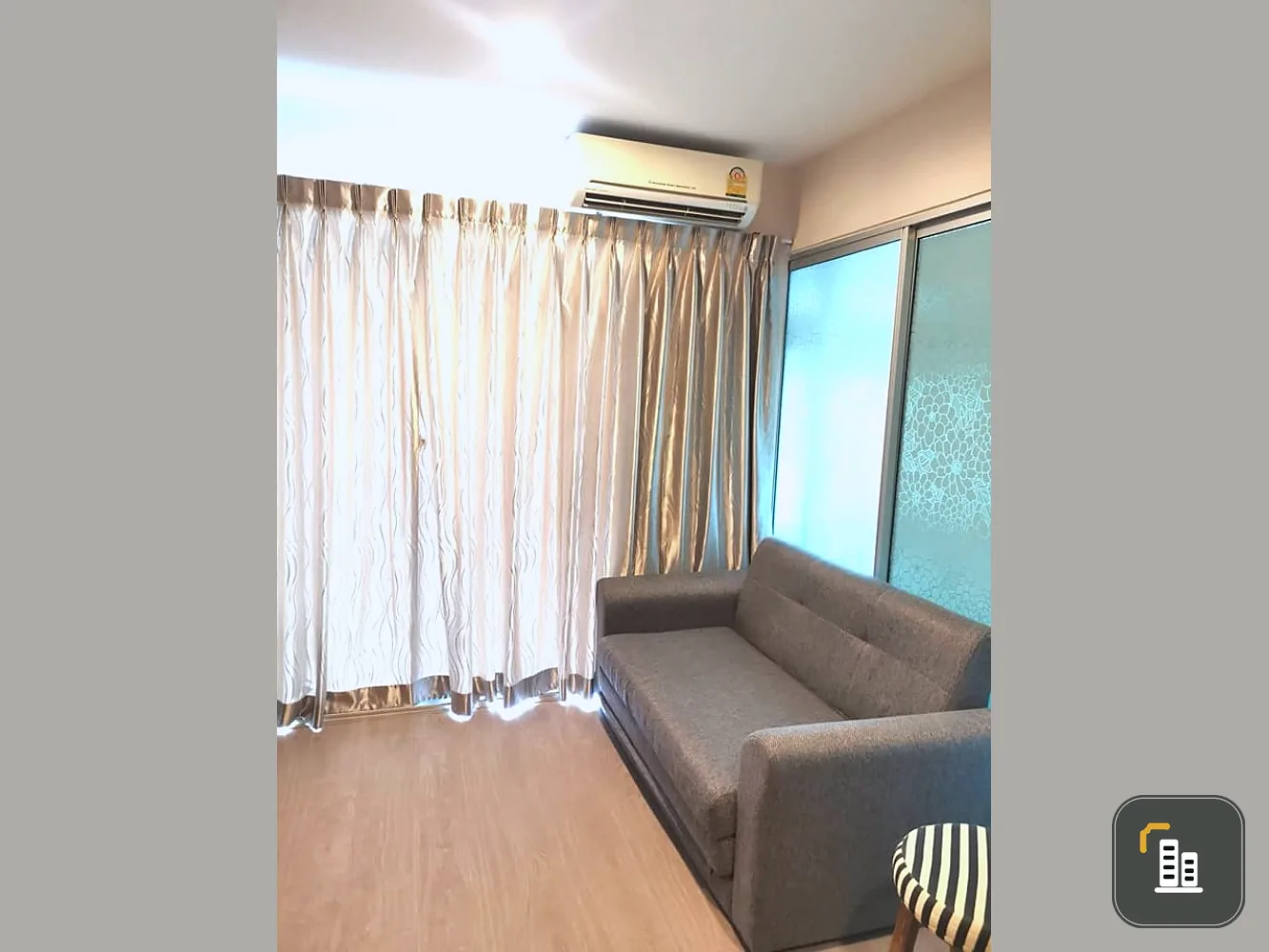 For Sale Metro Luxe Phaholyothin - Suthisan Rim room has privacy. Full facilities. Book quickly.