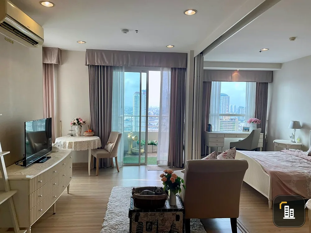 For rent, The LightH Sathorn-Charoen Nakhon, very private, same floor as the Penthouse, fully furnished, ready to move in. Book now.