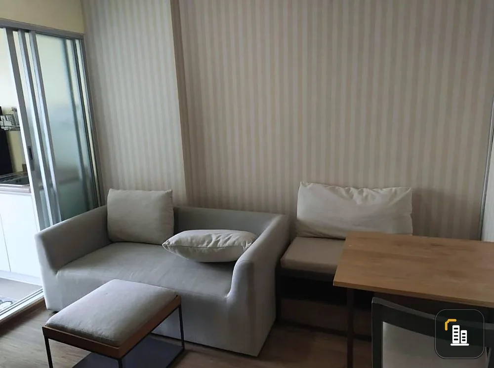 Urgent sale U Delight @ Huamark Station decorated with wallpaper throughout the room. Fully furnished and electrical appliances. Hurry up to reserve.