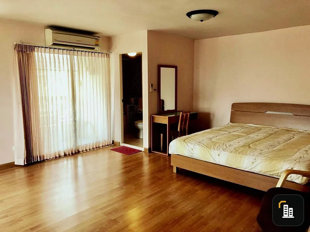 Urgent sale, Champs Elysees, Tiwanon, cozy corner room, 5th floor, good height, fully furnished, you need to reserve now.