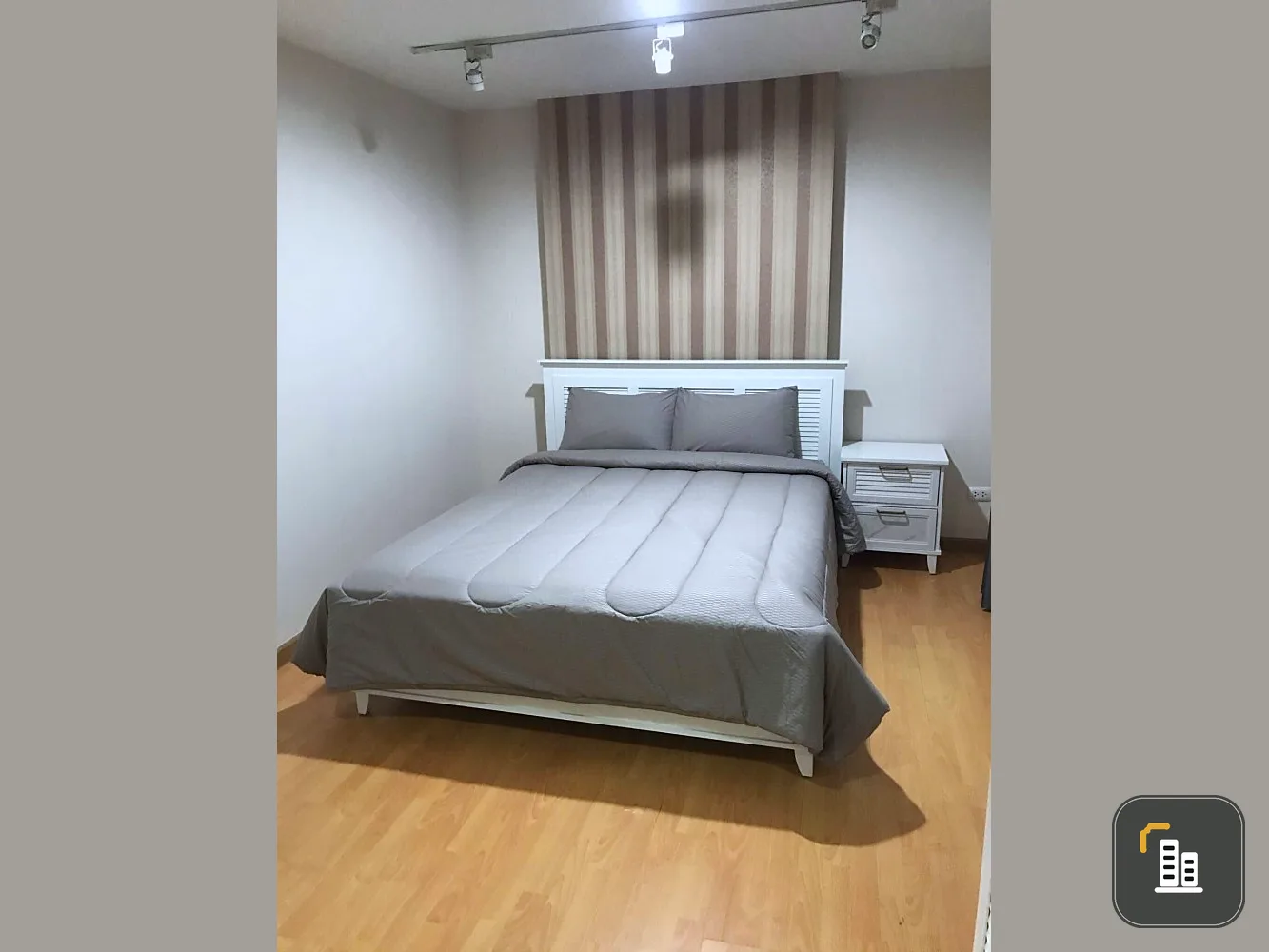 Selling the crystal condo. The room comes with furniture. complete electrical appliances Let me tell you that it's worth it. Book now.