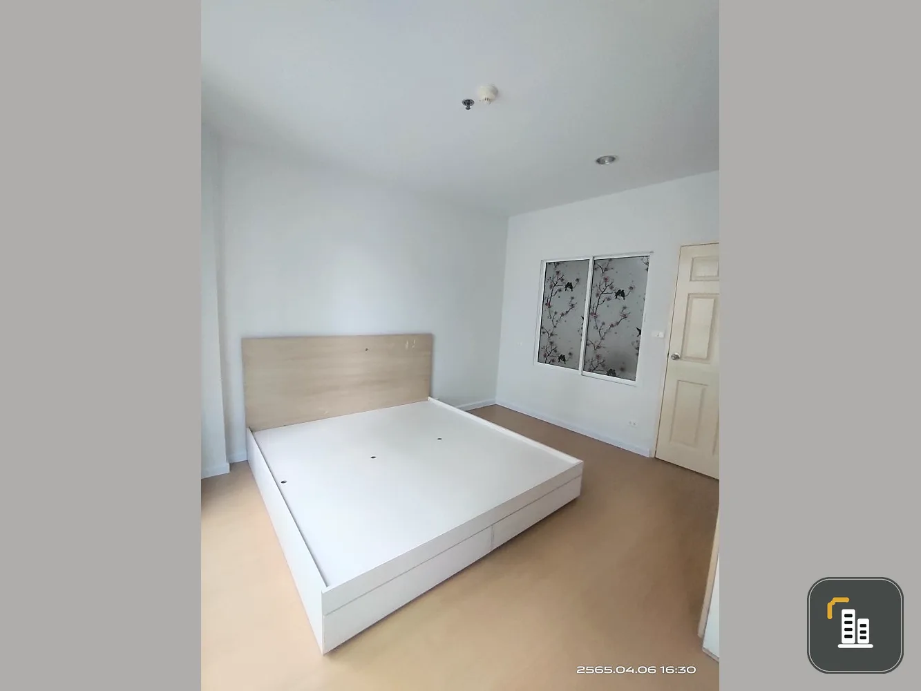 Condo for sale Life @ BTS Tha Phra, very spacious room Decorated in cream-white tones with an affordable price say it's worth it