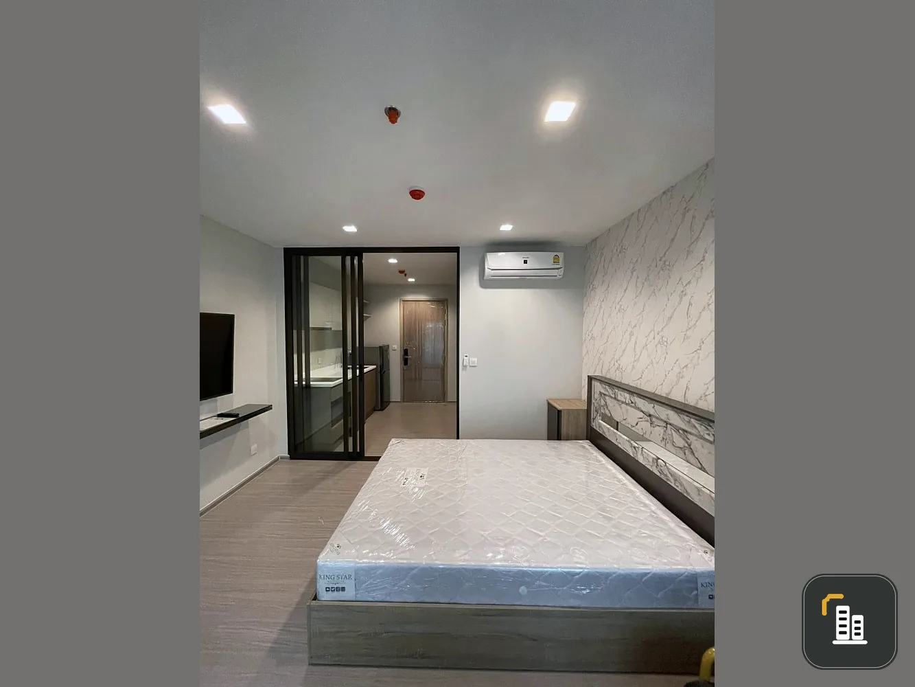 For rent Life Sathorn - Sierra, empty room, 5th floor, separated from the kitchen as a proportion. Reserve quickly, don't miss it.