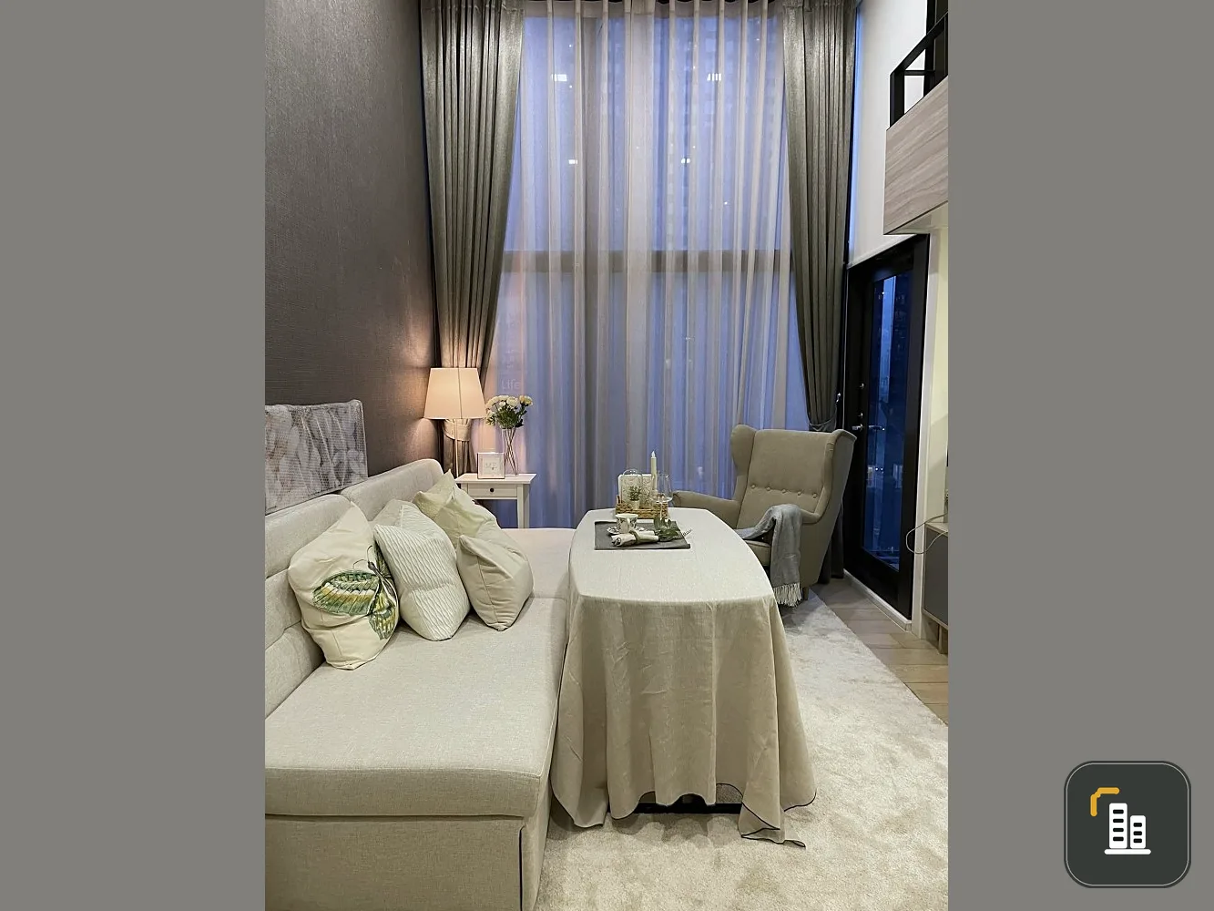 Sale Chewathai Residence Asoke, decorated in Loft style, beautiful city view. with a good sofa This must be reserved quickly.