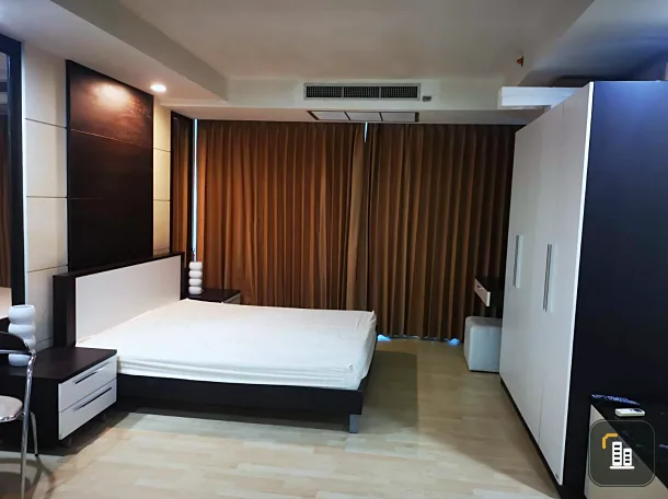 Condo for sale, The Ratchadamri, complete with built-in furniture, big room, very spacious, can't miss it.