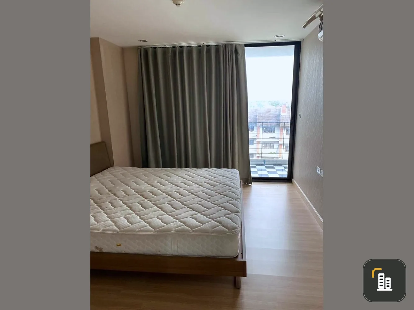 For sale I-Zen Prime Condominium, double bed, nice to sleep. There is a bathtub inside. Let me tell you that don't miss it. Hurry up to reserve.