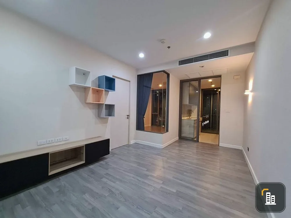 Sale The Room BTS Wongwian Yai, separate kitchen, fully furnished, balcony facing east, book now.