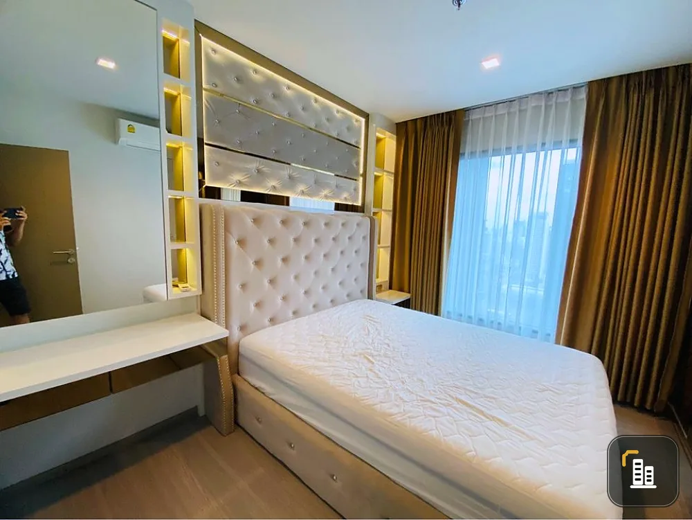 For rent Life Asoke Rama 9, luxuriously decorated room. The light in the room is full, all built-in, end here in one place.