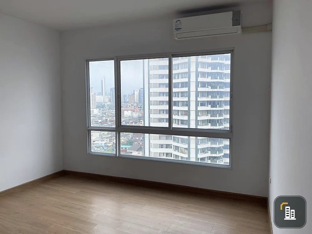 For rent Supalai River Resort Charoen Nakhon, empty room, wide area, balcony, view along the Chao Phraya River.