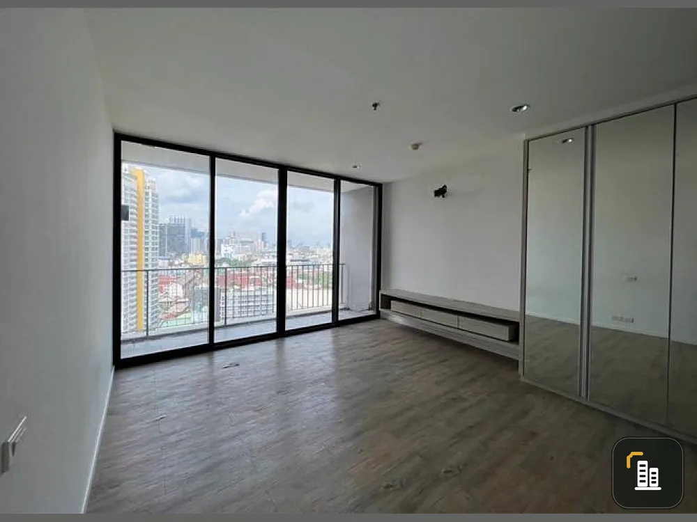 Condo for sale, The Issara Ladprao, furniture + built-in, wide balcony, good view, don't wait, book now!!