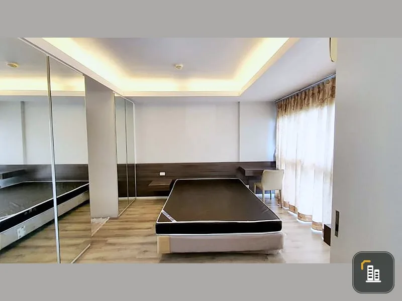This room must be reserved. For rent or sale, double lake condominium, large room, lots of usable space. Plus a very large mirror. Urgent.