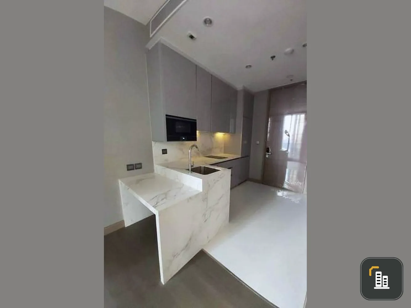 Condo for sale, The Esse at Singha Complex, high floor, near Nana BTS station. Don't wait, book now.