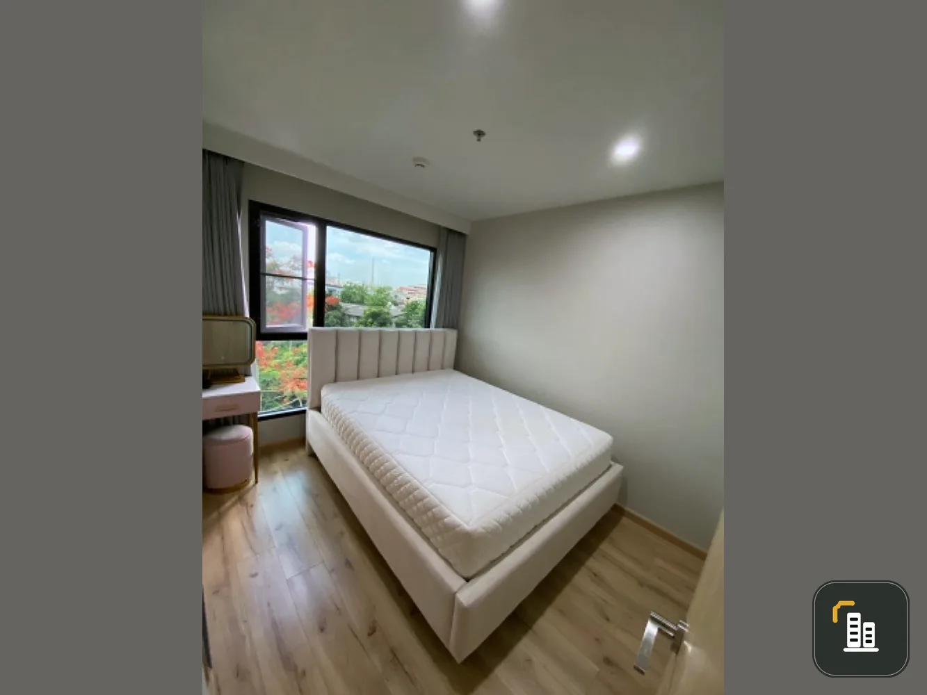 Selling Brix Condominium, beautiful room, fully furnished, good location, convenient transportation, ready to move in, can't miss it!