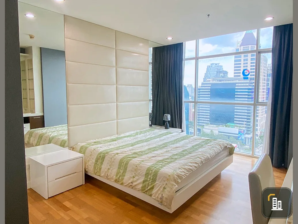 For rent Urbana Sathorn, spacious room, beautiful city view. with a good bed This must be booked quickly.