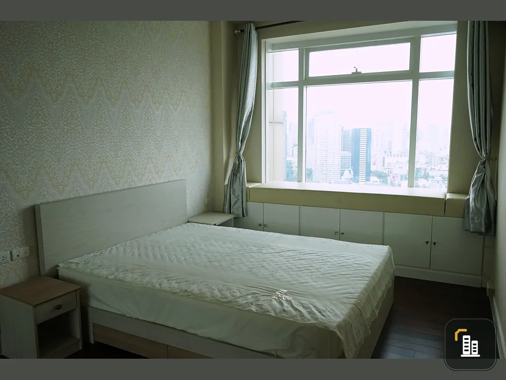 It has arrived. Circle Condominium for sale. Room decorated in white tone. Furnished + electrical appliances with beautiful high view. Book now.