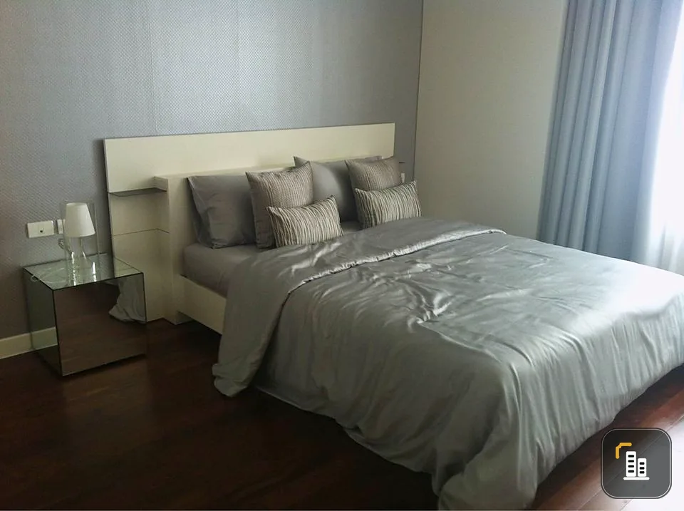 Circle Condominium for sale, fully furnished, complete with electrical appliances, ready to move in, convenient to travel